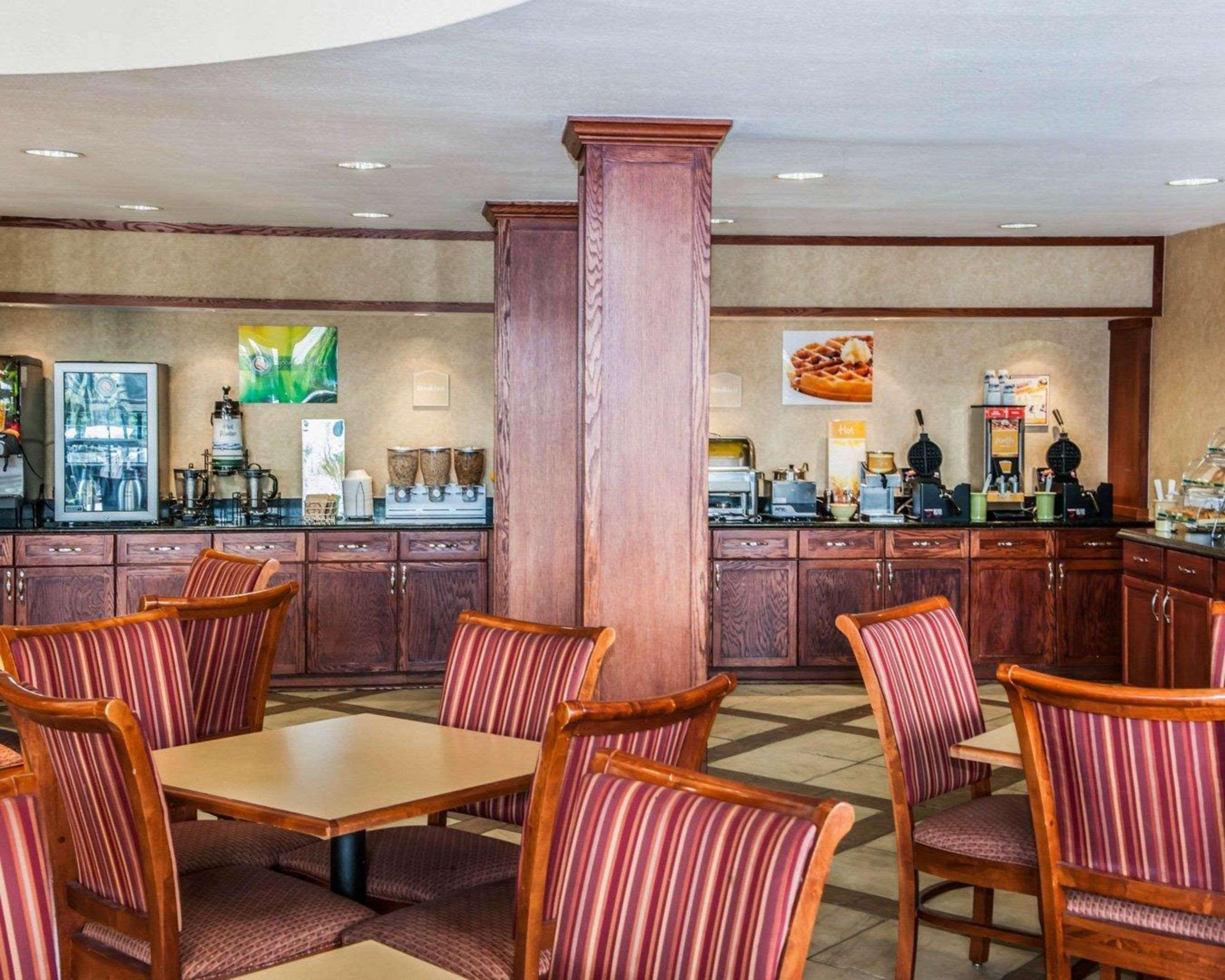 Quality Inn Каслтон Экстерьер фото