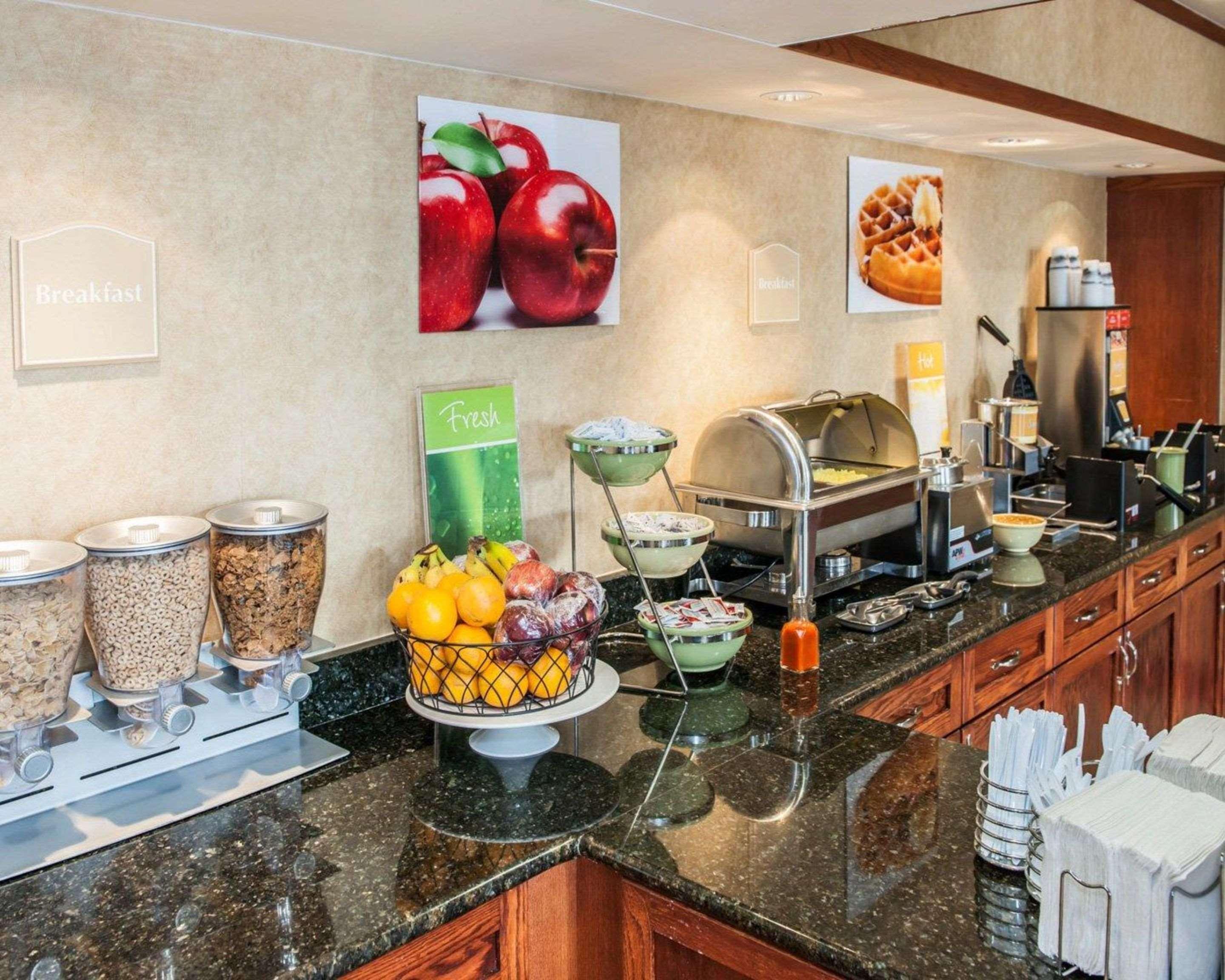 Quality Inn Каслтон Экстерьер фото