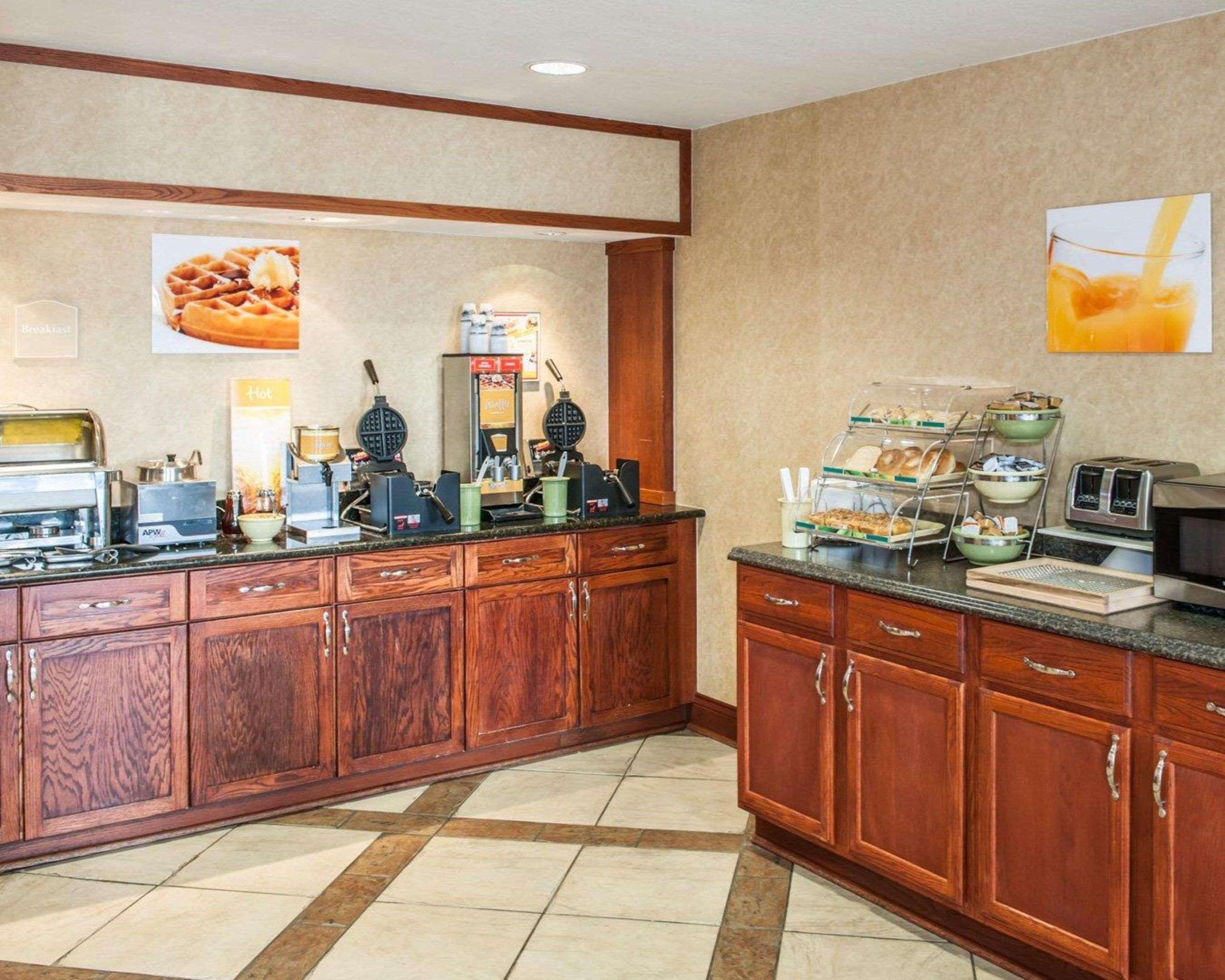 Quality Inn Каслтон Экстерьер фото