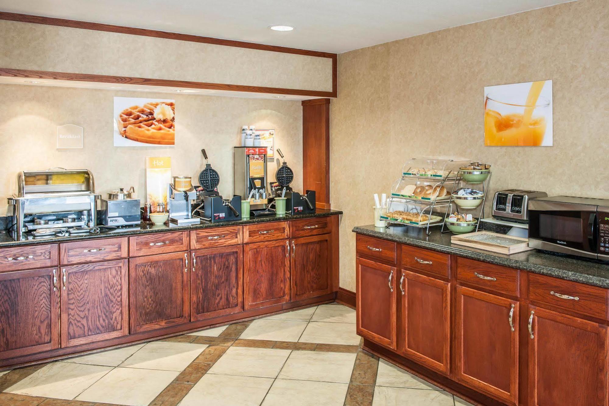 Quality Inn Каслтон Экстерьер фото
